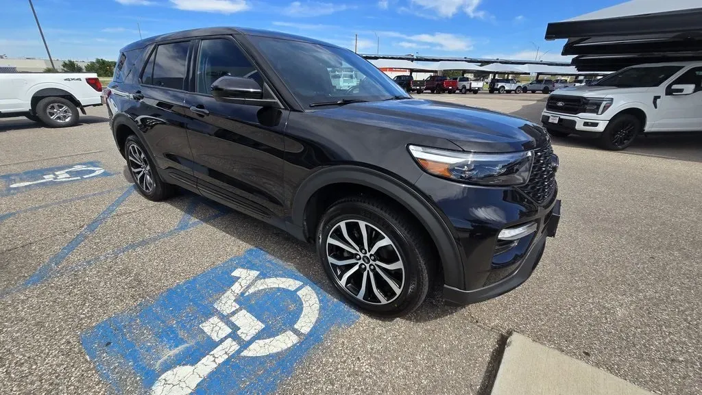 2022 Ford Explorer | Photo 3 of 31