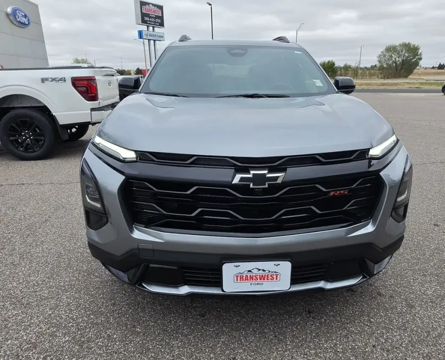 2025 Chevrolet Equinox | Photo 2 of 28