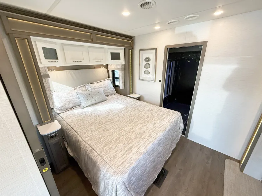 2026 Newmar Canyon Star 3947 | Photo 14 of 33