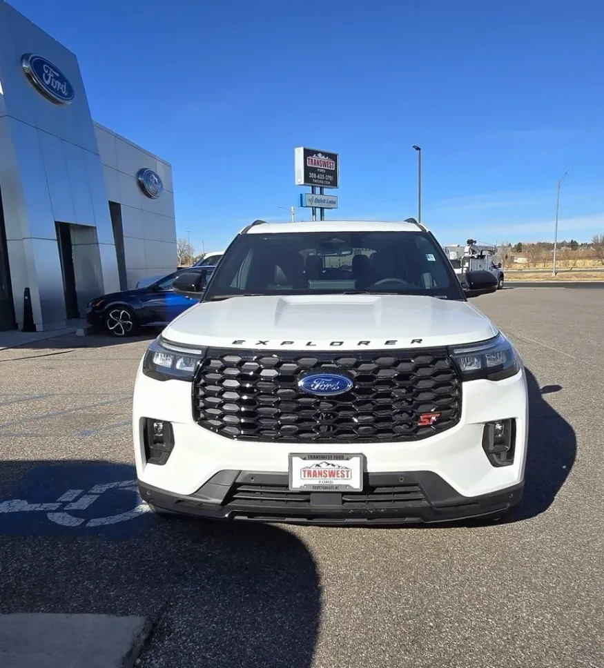 2026 Ford Explorer | Photo 2 of 34