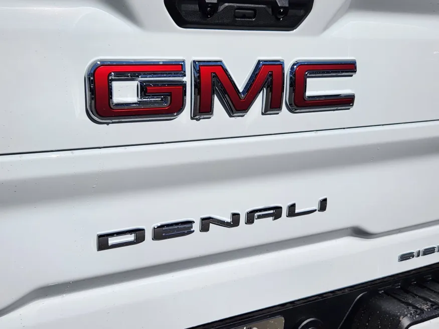 2026 GMC Sierra 2500HD Denali | Photo 13 of 31