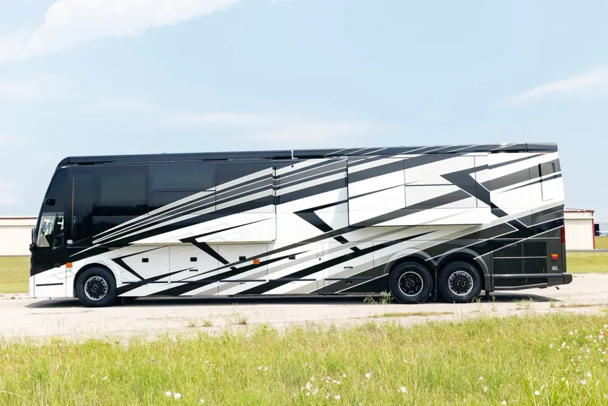 2027 Emerald Luxury Coaches Prevost H3-45 Quad Slide | Photo 25 of 33