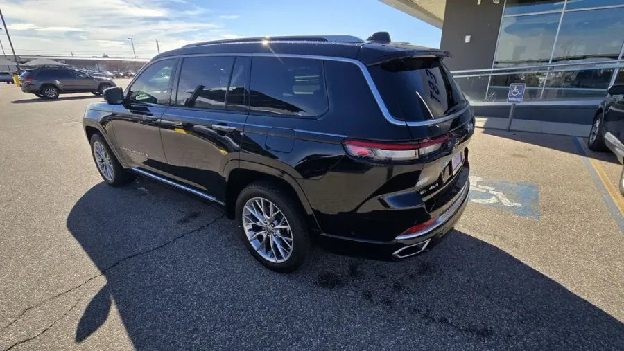 2022 Jeep Grand Cherokee L | Photo 6 of 36