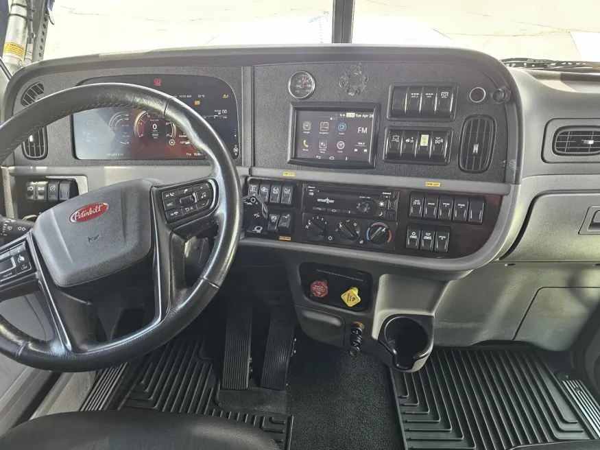 2024 Peterbilt 389 | Photo 28 of 32