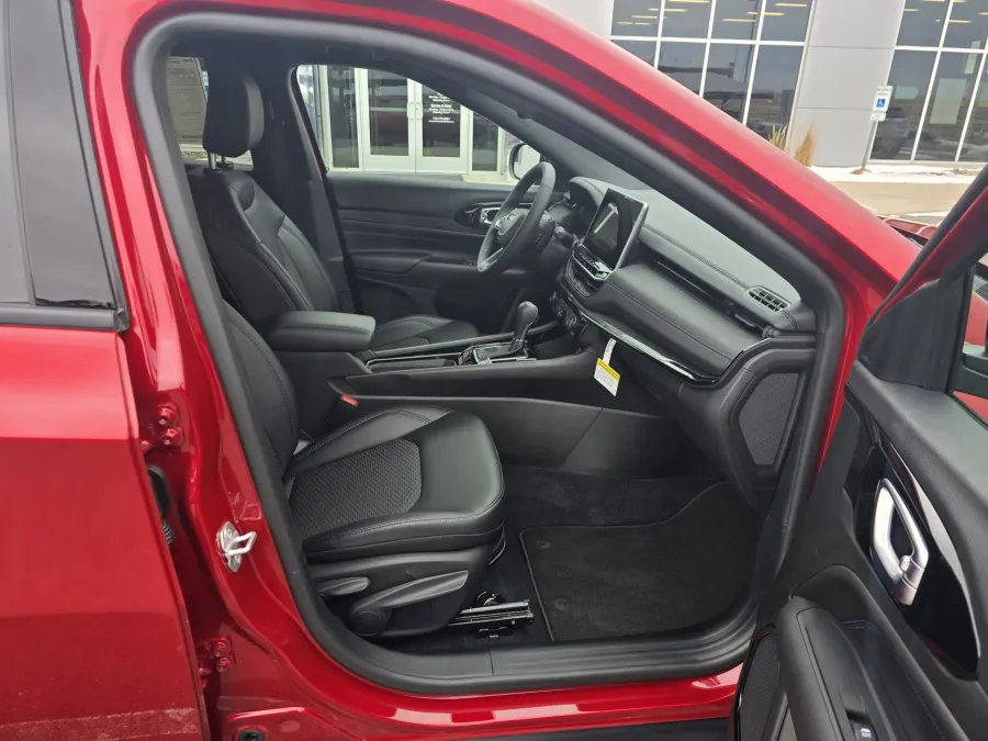 2026 Jeep Compass Latitude Altitude | Photo 16 of 24