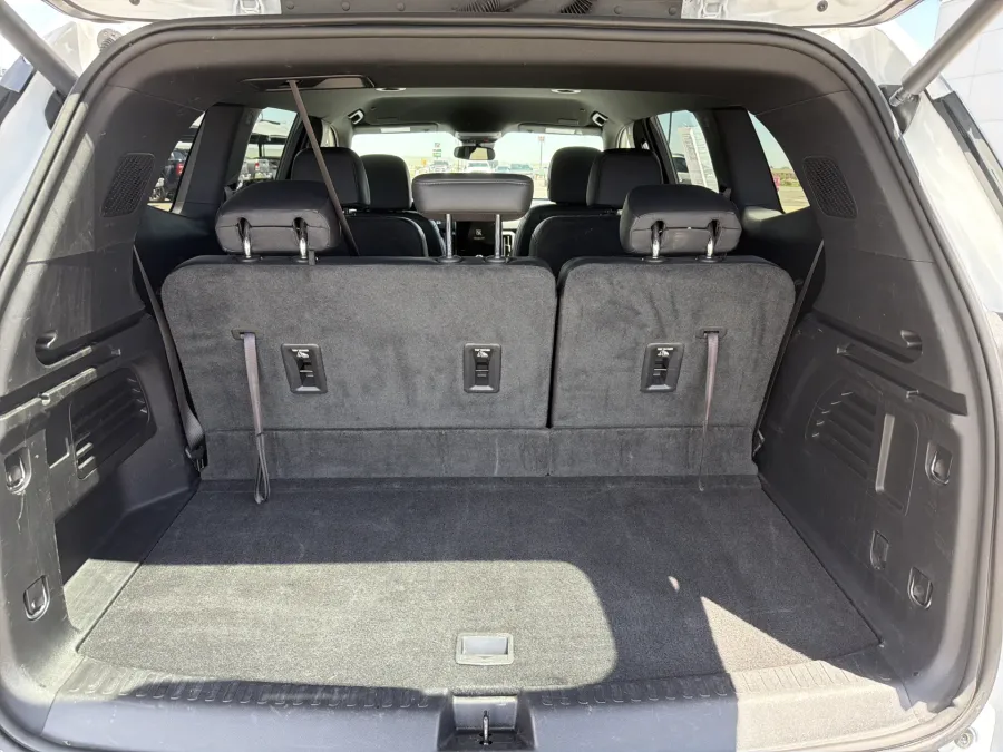 2024 GMC Acadia AWD Elevation | Photo 8 of 25