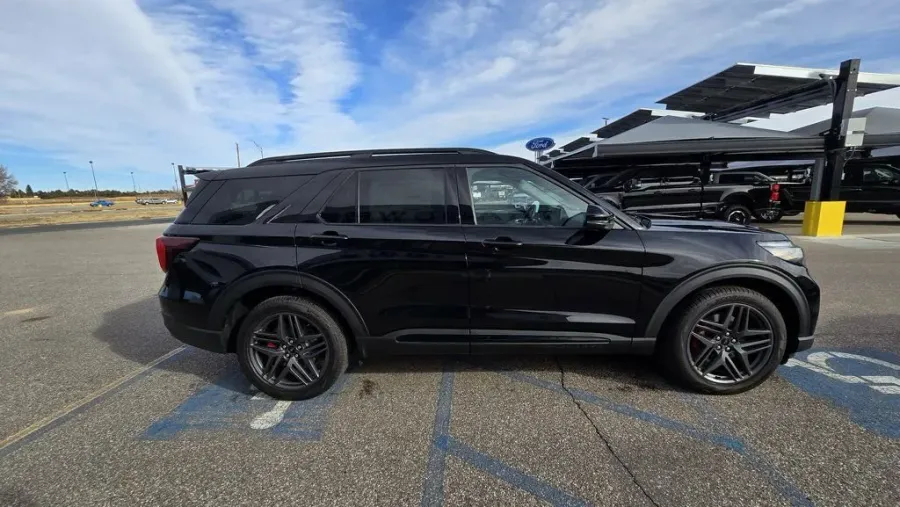 2026 Ford Explorer | Photo 4 of 33