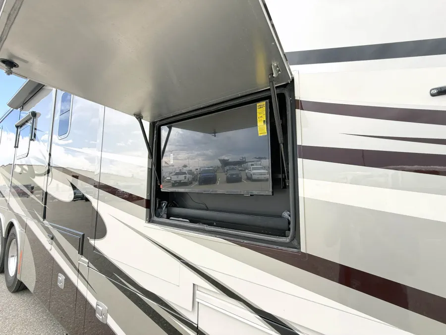 2013 Tiffin Zephyr | Photo 26 of 32