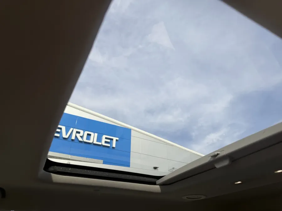 2023 GMC Acadia SLT | Photo 14 of 24