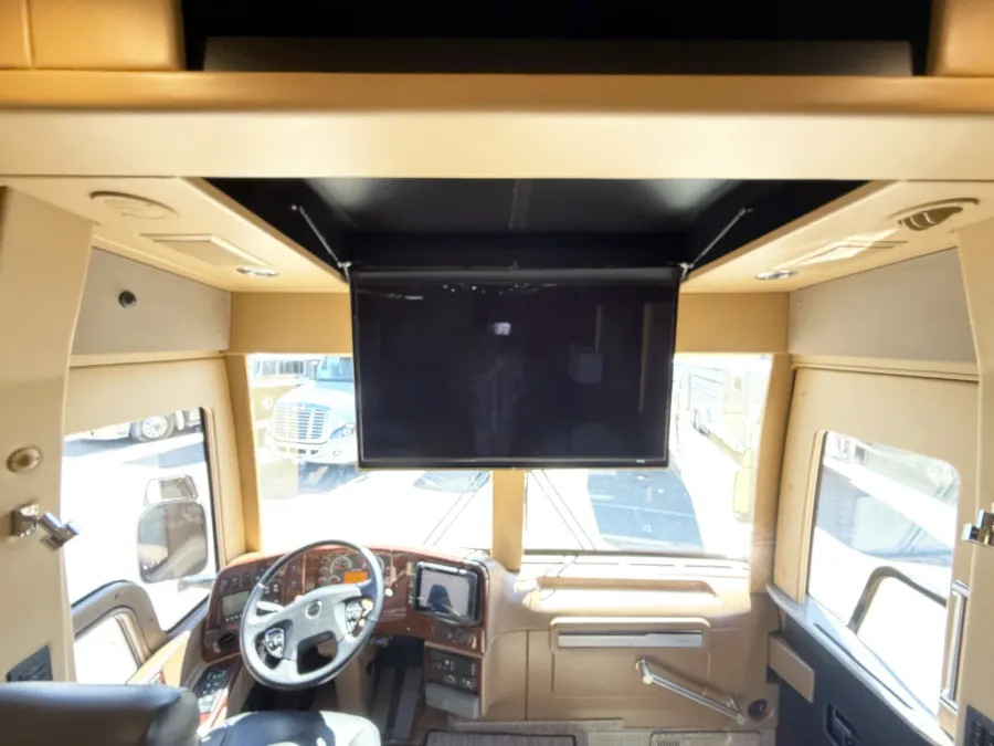 2017 Emerald Prevost X3-45 Double Slide | Photo 6 of 34