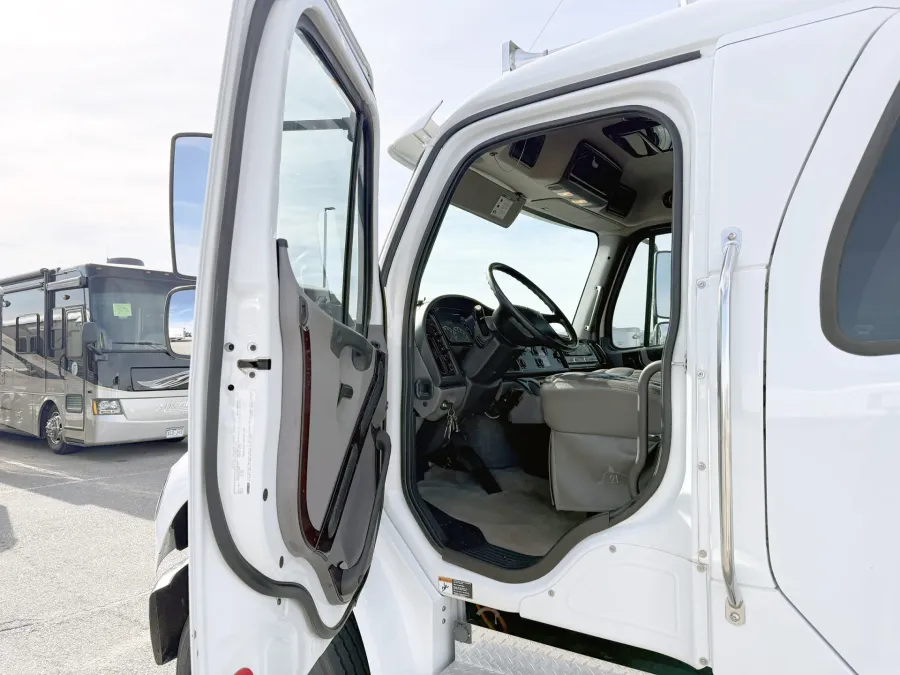 2015 Freightliner M2 106 2L Hauler | Photo 4 of 20