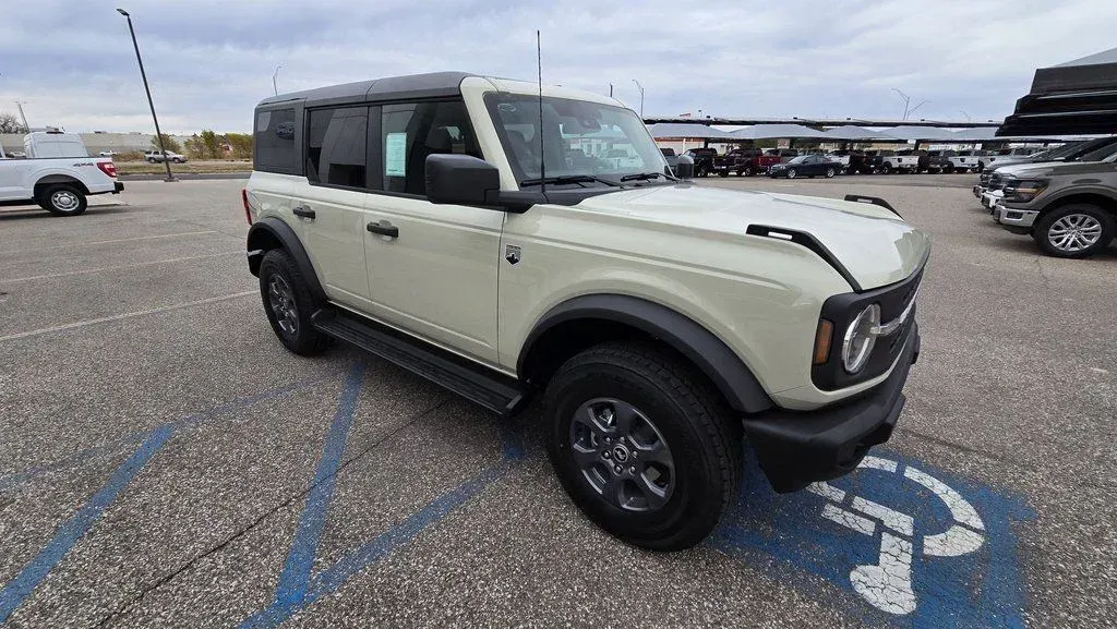2025 Ford Bronco | Photo 3 of 29