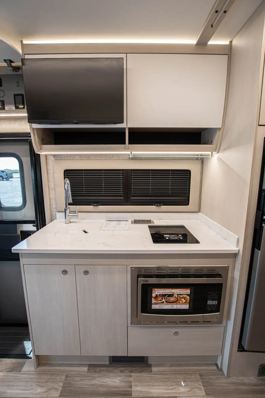 2026 Tiffin Wayfarer 25XRW | Photo 13 of 24