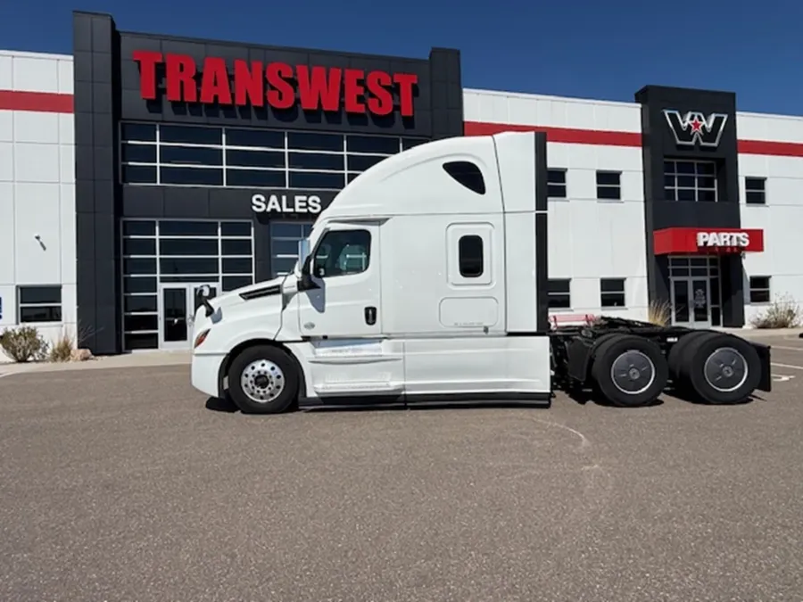 2023 Freightliner Cascadia | Photo 1 of 16