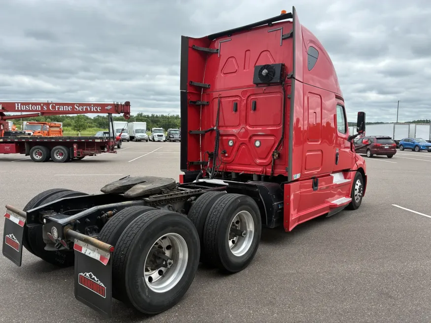 2019 Freightliner Cascadia 126 | Photo 4 of 10