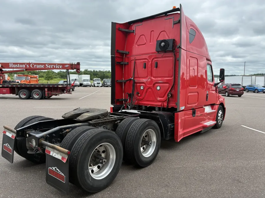 2019 Freightliner Cascadia 126 | Photo 4 of 10