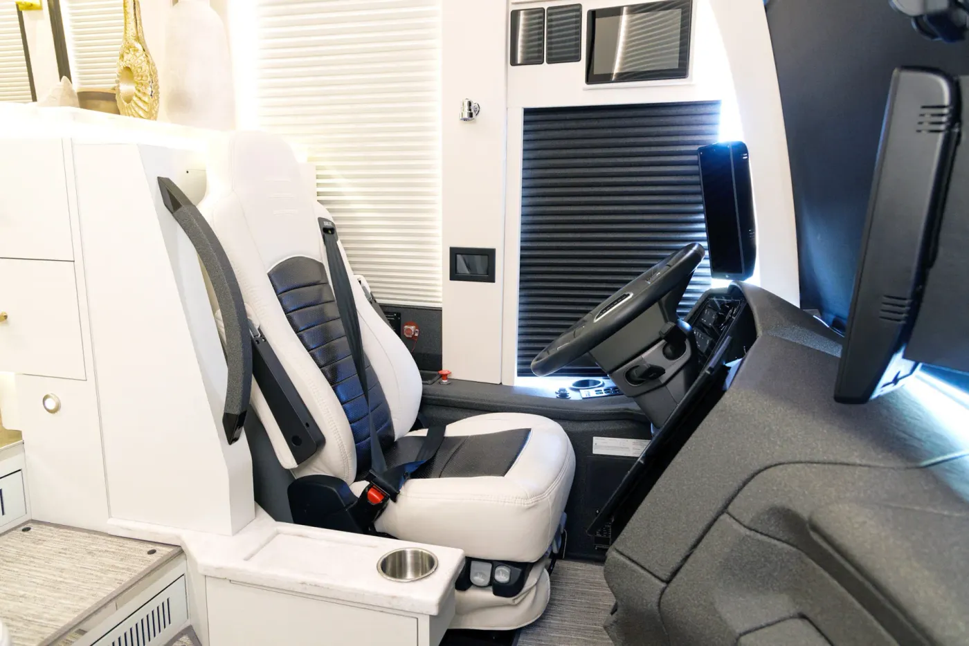 2026 Emerald Prevost H3-45 Triple Slide | Photo 4 of 29