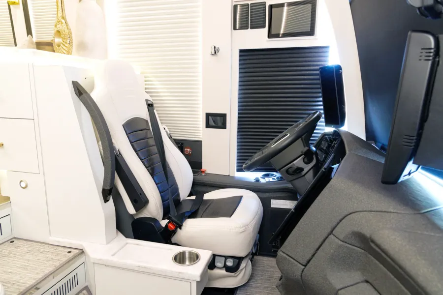 2026 Emerald Prevost H3-45 Triple Slide | Photo 4 of 29