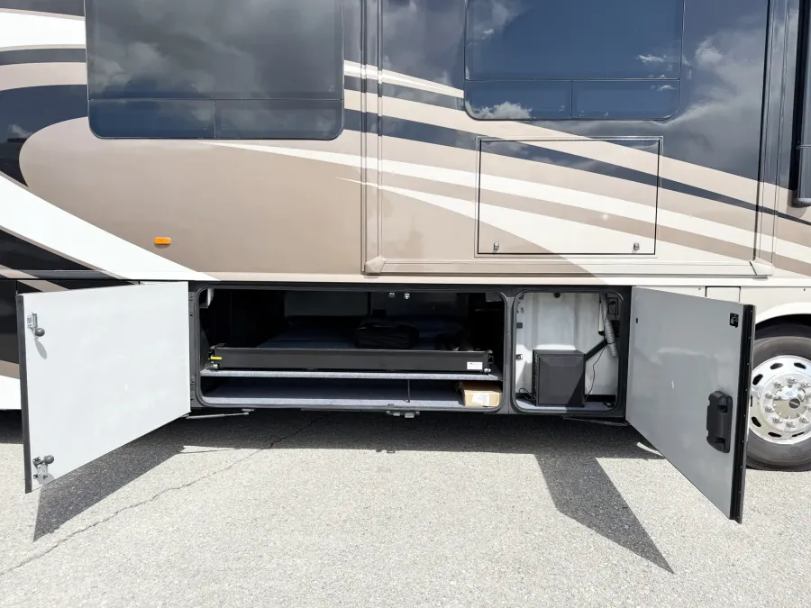 2016 Winnebago Journey 38P | Photo 24 of 30