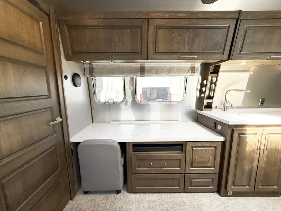 2024 Airstream Classic 33FB Twin | Photo 14 of 23