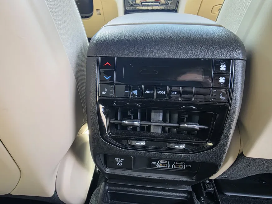 2023 Jeep Grand Cherokee L Limited | Photo 19 of 29