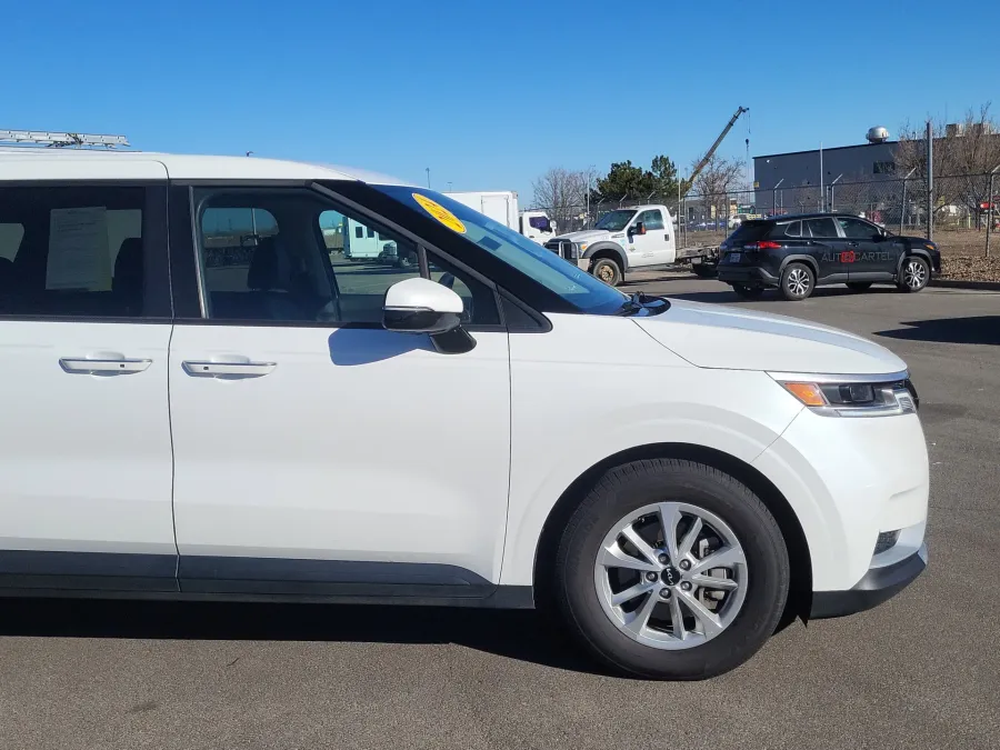 2024 Kia Carnival LX | Photo 5 of 22