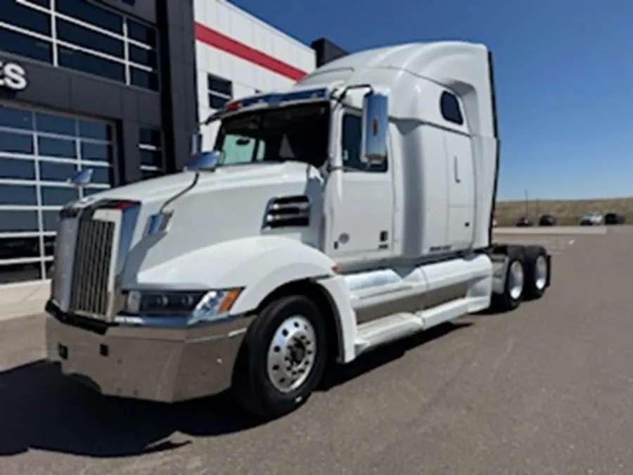 2022 Western Star 5700XE | Photo 2 of 16