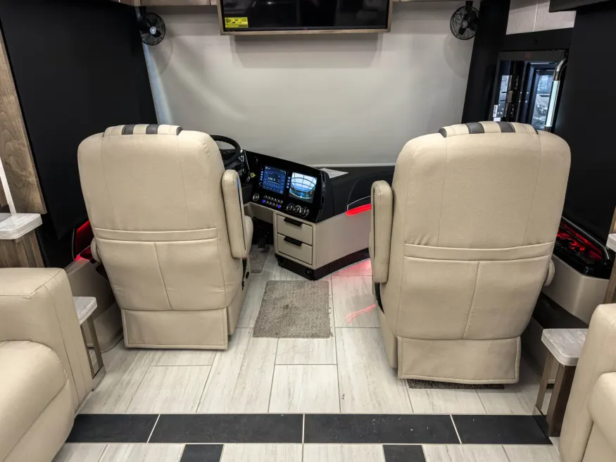 2026 Tiffin Zephyr 45PZ | Photo 36 of 39