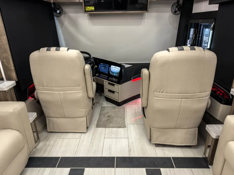 2026 Tiffin Zephyr 45PZ | Photo 36 of 39