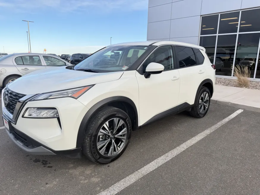 2023 Nissan Rogue SV | Photo 3 of 18