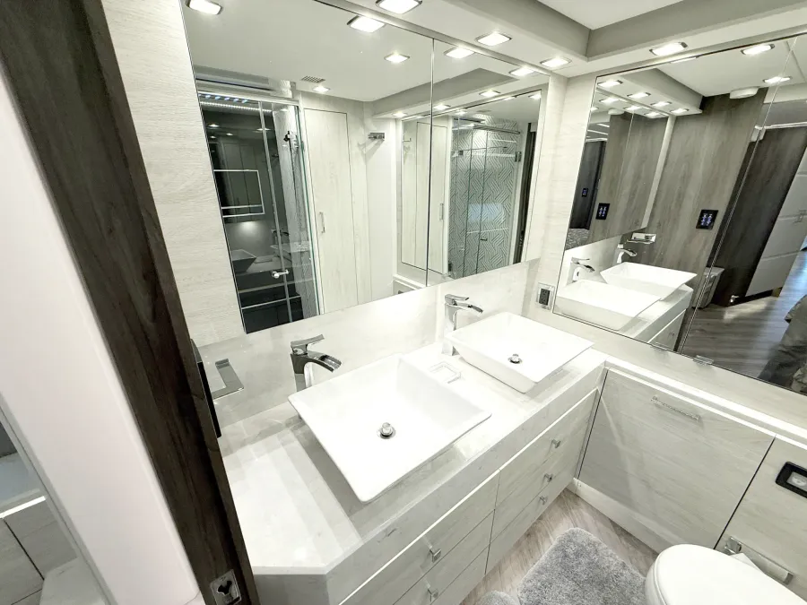 2023 Emerald Prevost H3-45 Triple Slide | Photo 20 of 35