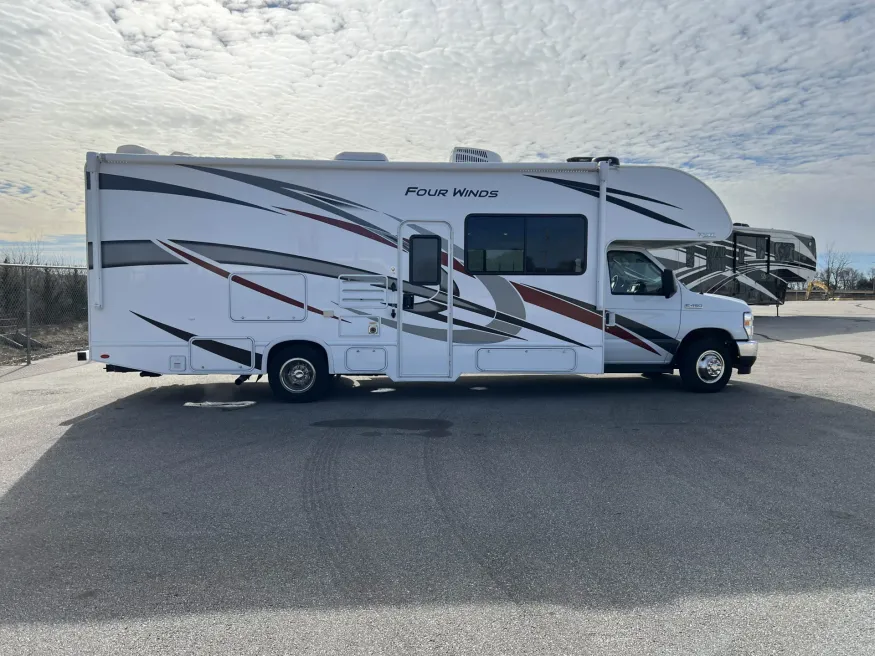 2022 Thor Four Winds 27R | Photo 4 of 37