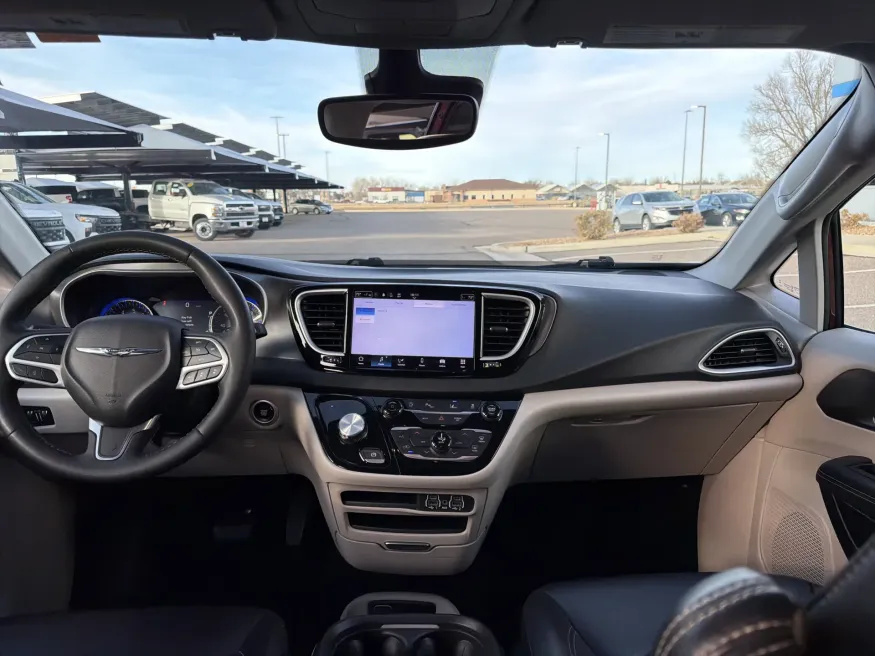 2023 Chrysler Pacifica Touring L | Photo 12 of 23