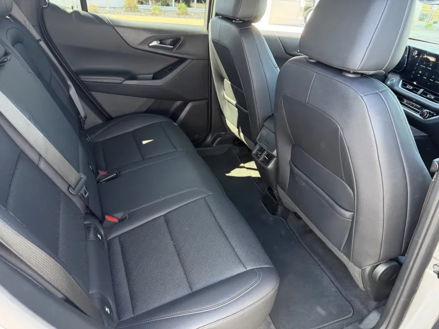 2025 Chevrolet Equinox AWD LT | Photo 8 of 18