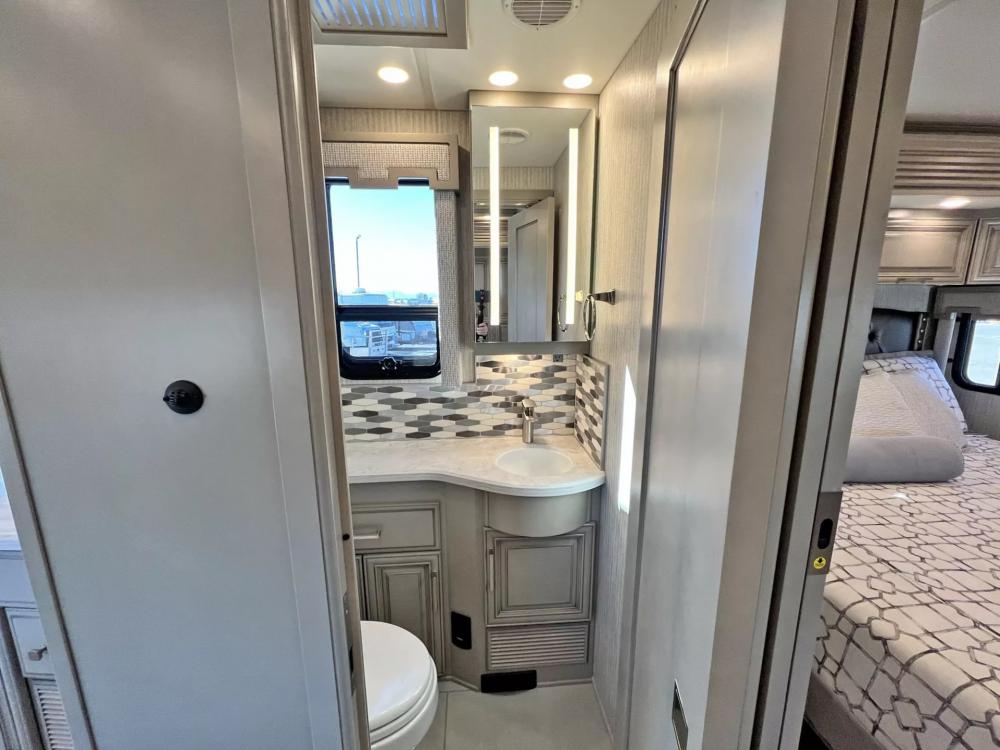 2023 Newmar London Aire 4551 | Photo 12 of 34