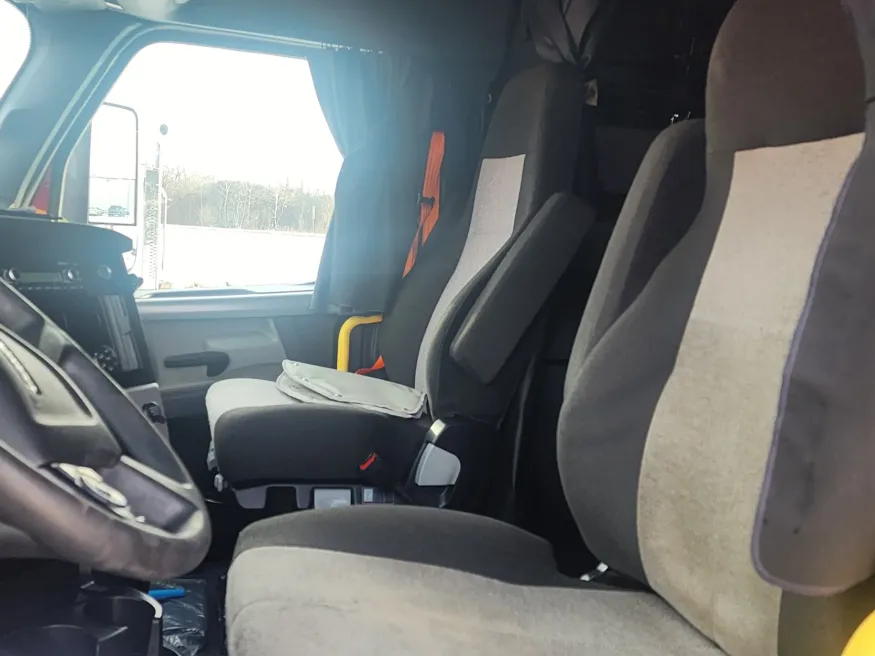 2022 Freightliner Cascadia | Photo 13 of 25