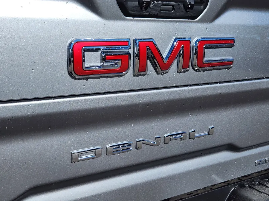 2026 GMC Sierra 2500HD Denali | Photo 14 of 32