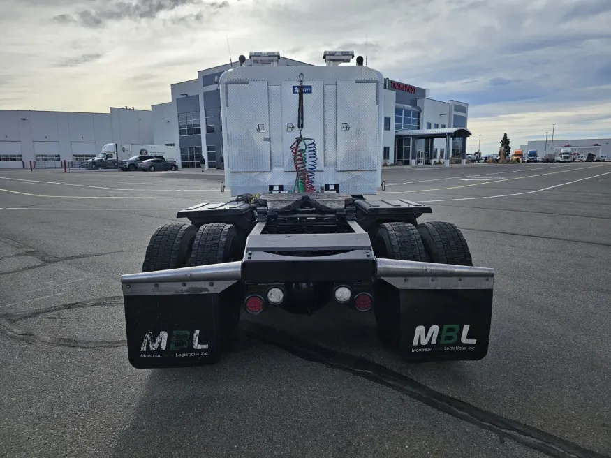 2018 Peterbilt 389 | Photo 7 of 20