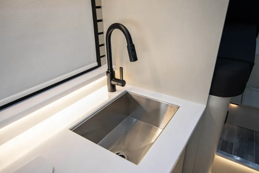 2026 Pleasure-way Plateau XLTW | Photo 16 of 24