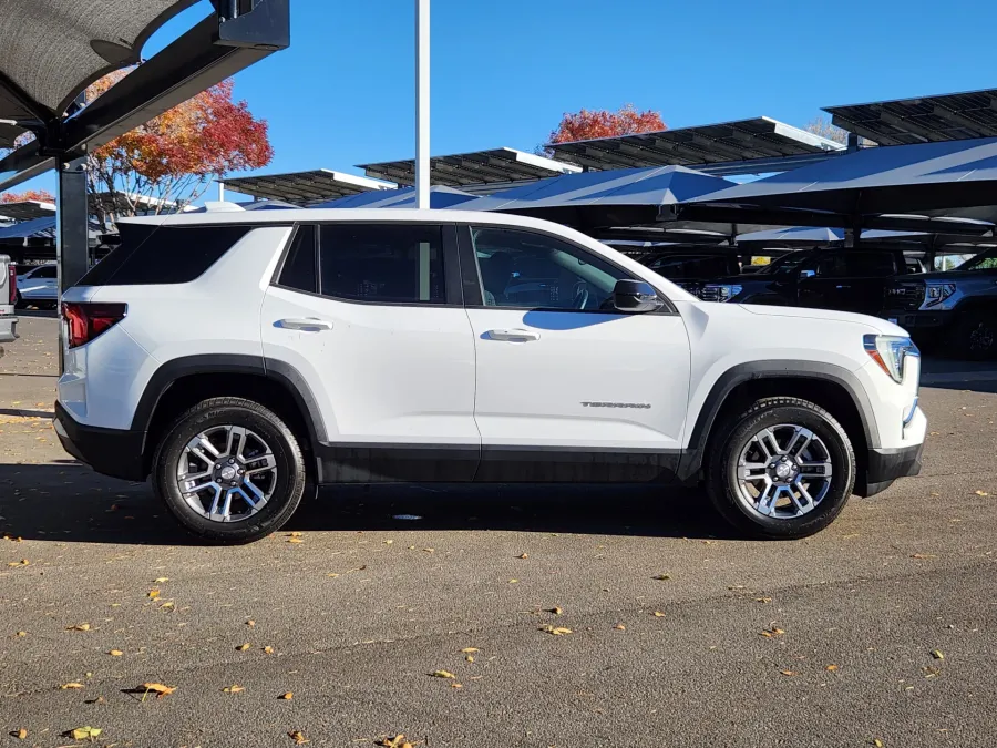 2025 GMC Terrain AWD Elevation | Photo 1 of 28