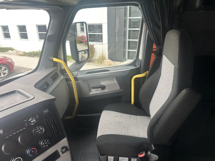 2020 Freightliner Cascadia | Photo 13 of 18
