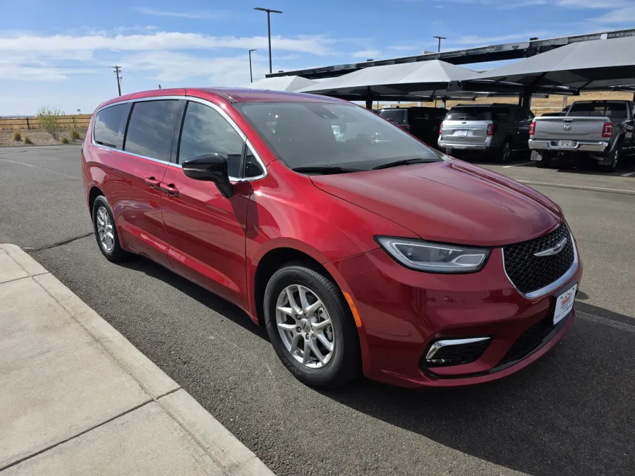 2025 Chrysler Pacifica Select | Photo 3 of 30