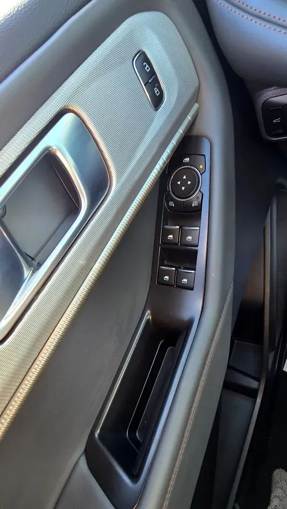 2025 Ford Explorer | Photo 11 of 30