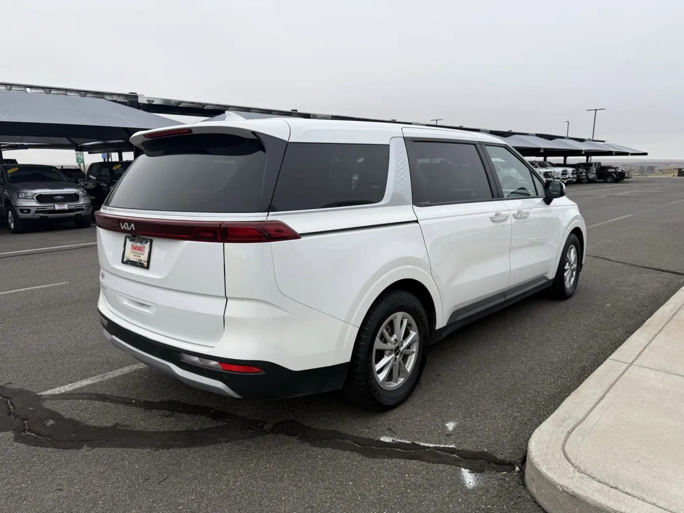 2024 Kia Carnival LX | Photo 5 of 21