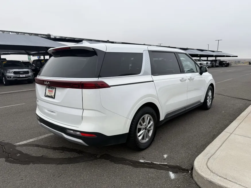 2024 Kia Carnival LX | Photo 5 of 21