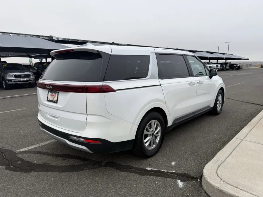 2024 Kia Carnival LX | Photo 5 of 21