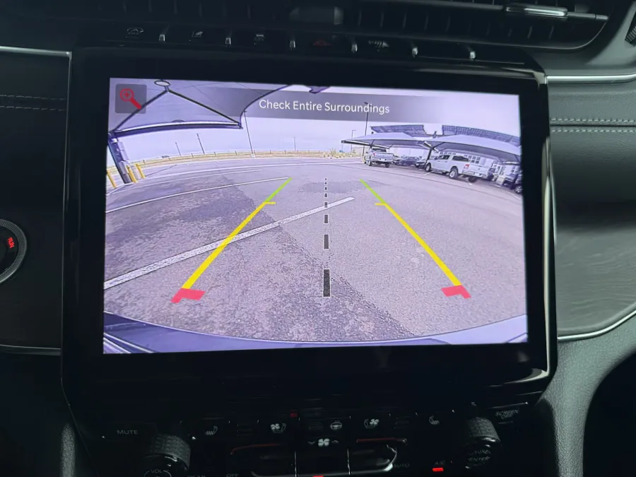 2025 Jeep Grand Cherokee Overland | Photo 18 of 19