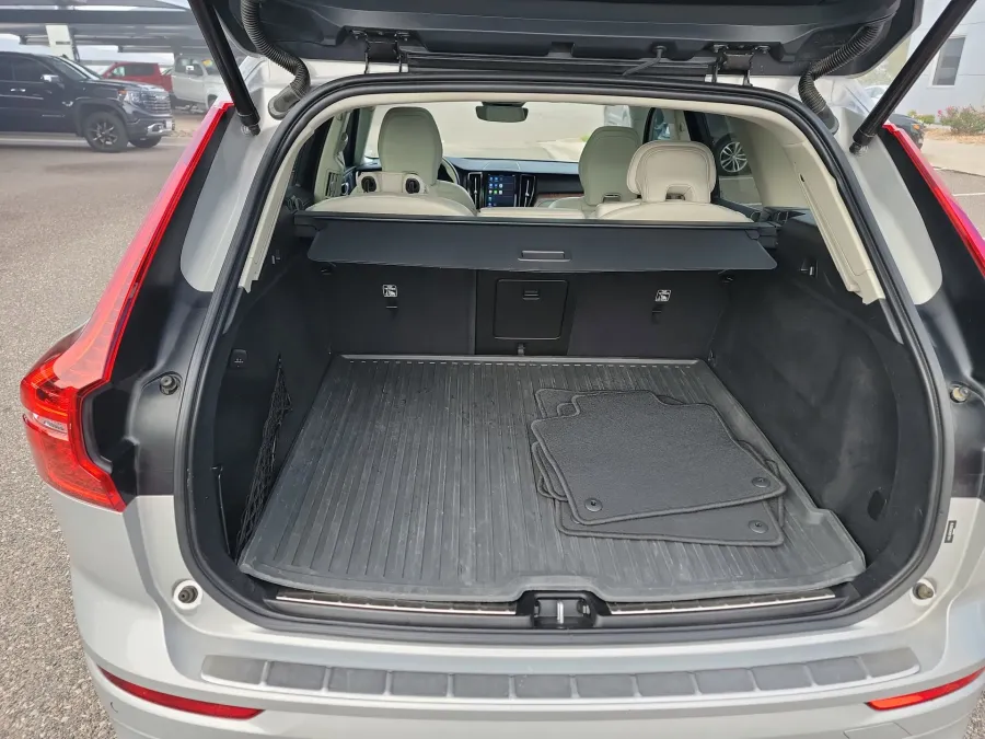 2022 Volvo XC60 Momentum | Photo 4 of 19