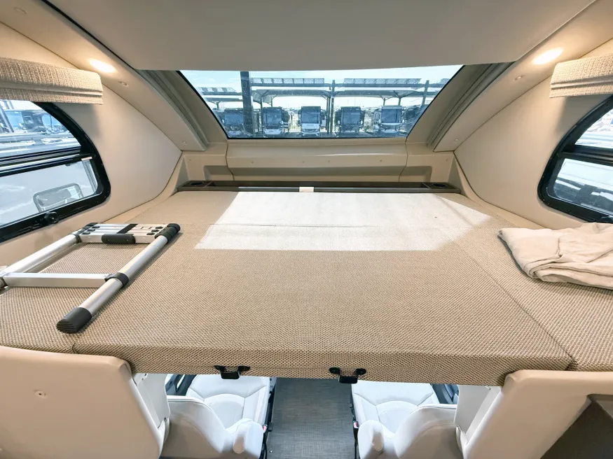 2023 Thor Inception 38MX | Photo 15 of 45