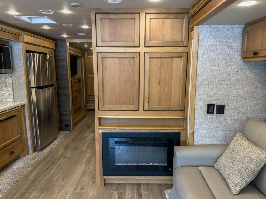 2023 Tiffin Allegro Red 33AA | Photo 16 of 25